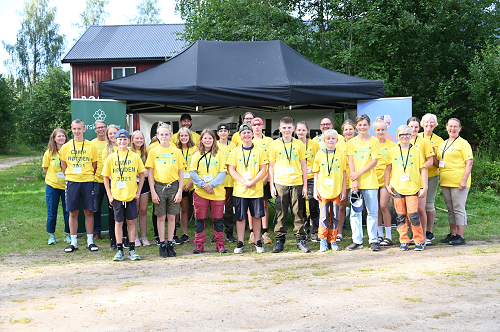 Masse ungdom i gule t shirts som står samlet foran skilt for Norske Parker og Finnskogen natur- & kulturpark
